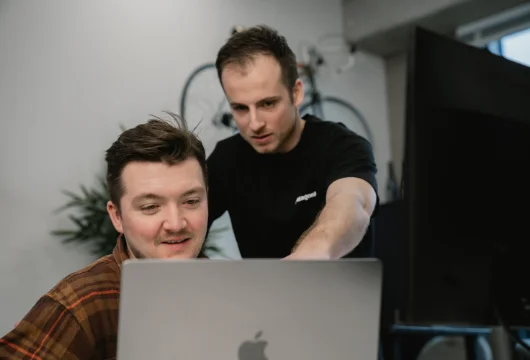 Merkstrategie overleg tussen Rik en Vincent