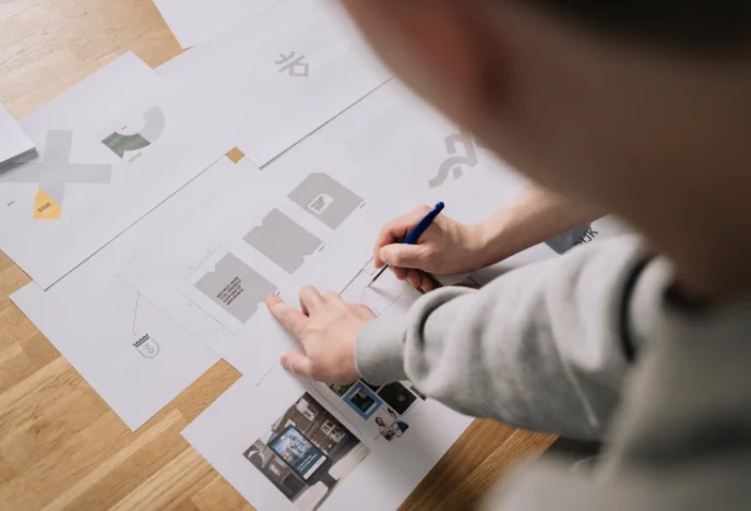 Advertising agency in Waalwijk consults with designers on logo design