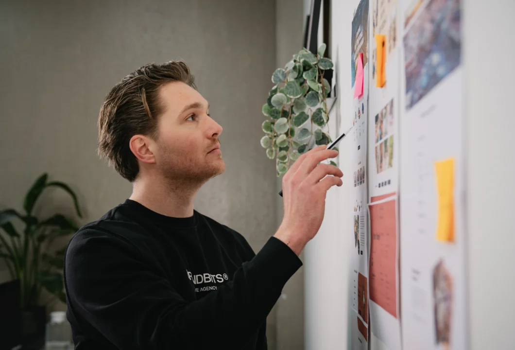Stijn designt webdesign voor een bedrijf rondom Breda