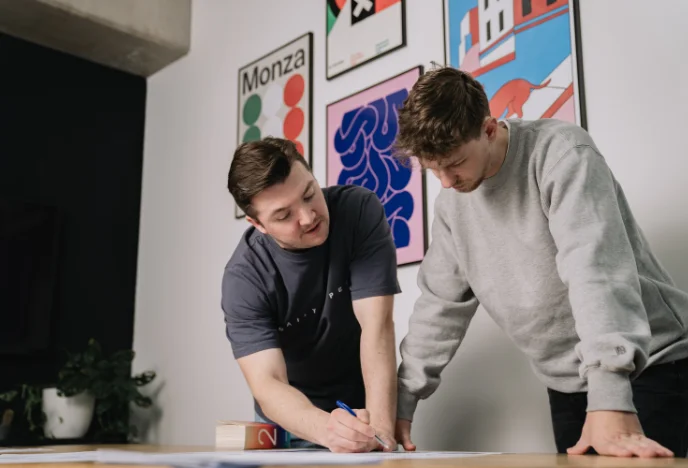 Vincent en Gijs van creatief bureau in Breda werken aan visuele identiteit